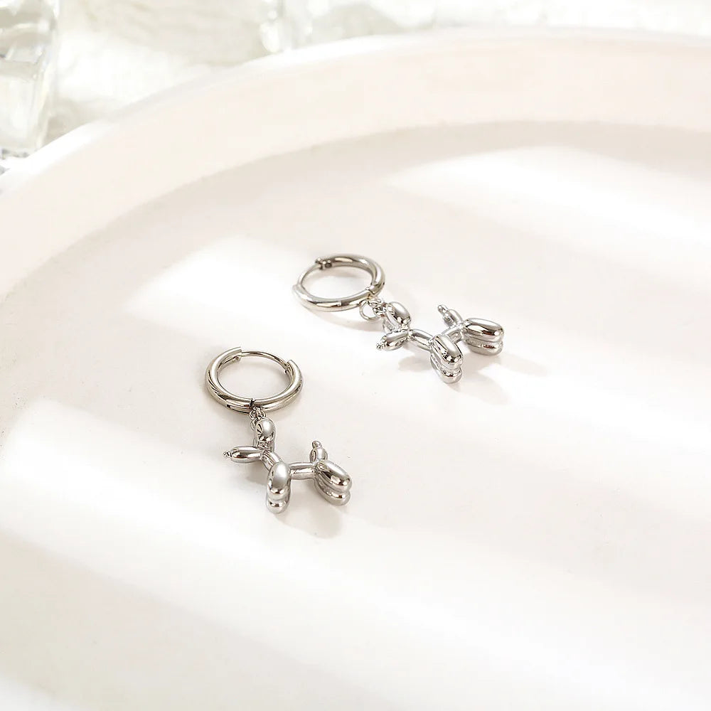 Boucles d'oreilles miniatures en forme de chien en ballon – Créoles dorées avec pendentif de chien amusant